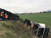Na dálnici D8 se převrátil náklaďák s přívěsem Na dálnici D8 se převrátil náklaďák s přívěsem
