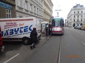 Špatně zaparkovaná dodávka na zhruba půl hodiny znemožnila tramvajím průjezd... Špatně zaparkovaná dodávka na zhruba půl hodiny znemožnila tramvajím průjezd...