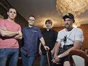 Ocenění Gentleman silnic za záchranu lidí z hořícího auta dostali zleva Tomáš... Ocenění Gentleman silnic za záchranu lidí z hořícího auta dostali zleva Tomáš...