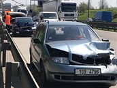 Na Pražském okruhu se srazilo šest aut a dodávka. (24. 4. 2019) Na Pražském okruhu se srazilo šest aut a dodávka. (24. 4. 2019)