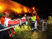 Muž nešťastnou náhodou spadl z vyšehradských hradeb, odvezla ho záchranka. (24.... Muž nešťastnou náhodou spadl z vyšehradských hradeb, odvezla ho záchranka. (24....