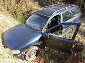 Muž skončil s autem po honičce s celníky v potoce u kempu Peklo u Trutnova (16.... Muž skončil s autem po honičce s celníky v potoce u kempu Peklo u Trutnova (16....