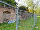 Severní terasy v Hradci Králové chátrají roky (23. 4. 2019). Severní terasy v Hradci Králové chátrají roky (23. 4. 2019).