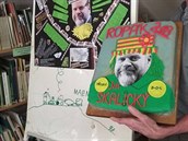 Dort s fotkou „Ropáka roku“ Jana Skalického v rukách šéfa hnutí Děti Země... Dort s fotkou „Ropáka roku“ Jana Skalického v rukách šéfa hnutí Děti Země...
