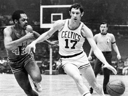 John Havlicek (vpravo) v dresu Boston Celtics. to kolem Walta Hazzarda z...