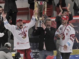 Mistrovské oslavy Třince. Zleva kapitán Martin Adamský, jeden z majitelů klubu...