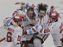 Třinecká radost z mistrovského titulu. Zprava: Petr Vrána, Ondřej Kovařčík,...