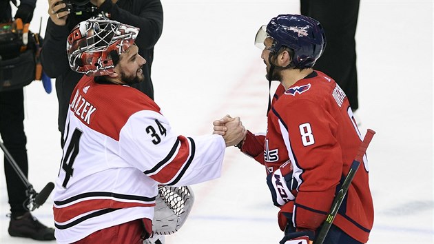 Brank Caroliny Petr Mrzek a tonk Washingtonu Alexandr Ovekin po sedmm duelu 1. kola play off.