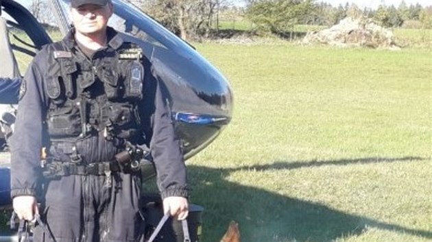 Policejn psovod se psem Norisem, kte vyptrali poheovanou enu (19. dubna 2019).