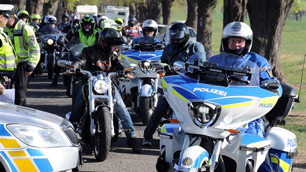 Motorki v doprovodu policist vyrazili na spolenou jzdu z Rovn pod horou p (20. dubna 2019).