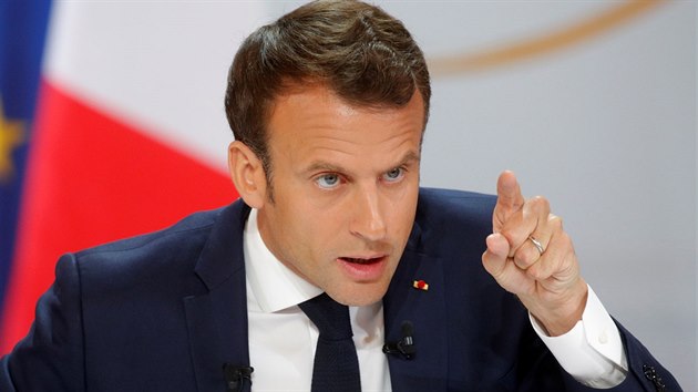 Emanuel Macron pednesl v Elysejskm palci projev ped 320 akreditovanmi novini. (25. dubna 2019)