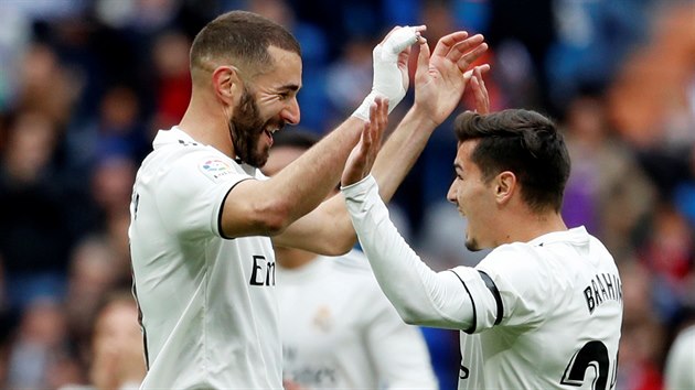 Karim Benzema (vlevo), nejlep stelec Realu Madrid v tto sezon, slav spolen s Brahimem Dazem svou branku do st Bilbaa.