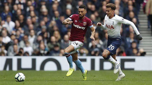 Ryan Fredericks z West Hamu (vlevo) a  Dele Alli z Tottenhamu sprintuj za mem.