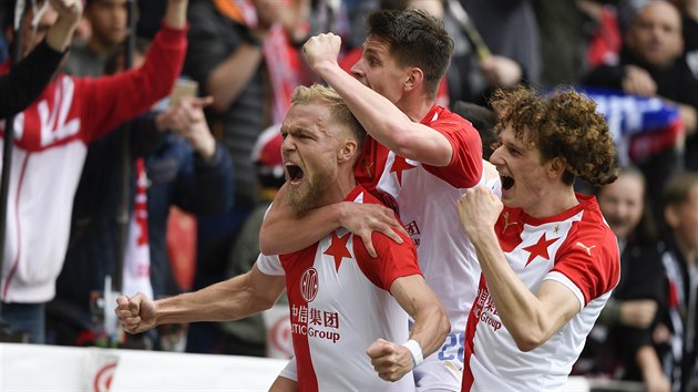 Fotbalist prask Slavie se raduj z glu Micka Van Burena (vlevo).