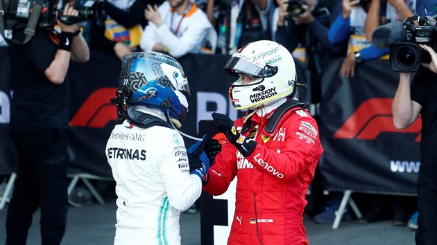 Valtteri Bottas z Mercedesu (vlevo) oslavuje vtzstv spolu s tetm Sebastianem Vettelem z Ferrari.