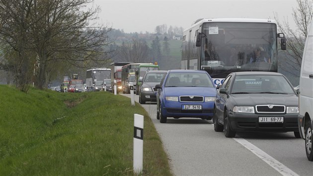 Pi nehod na silnici 602 z Jihlavy do Velkho Beranova, pi kter dolo ke stetu osobnho a nkladnho vozidla, zemeli dva lid.