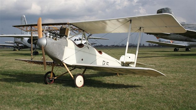 Zrekonstruovan letoun Bohemia B 5 s sten piznanou konstrukc (zmrn chybjcm potahem na sti draku)