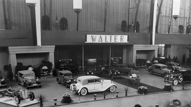 Stnek firmy Walter na podzimnm praskm autosalonu v roce 1931. Vpedu uprosted z bl tydveov kabriolet Walter Royal, naproti nmu je ern limuzna Walter Royal a zcela vlevo podvozek Walter Royal.
