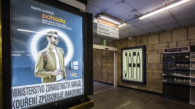 Svteln reklamn panely ve stanici praskho metra Staromstsk, kter provozuje spolenost JCDecaux. (bezen 2019)