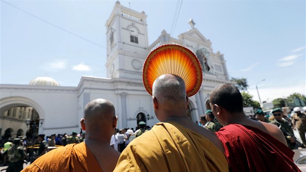 Buddhistit mnii stoj ped srlanskm kostelem svatho Antonna, ve kterm na Velikonon nedli toili terorist. (21. dubna 2019)