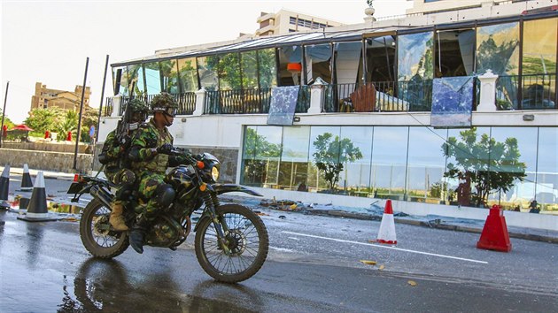 Srlant vojci projdj kolem hotelu Kingsbury v Kolombu, ve kterm toili terorist. (22. dubna 2019)