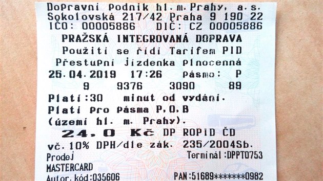 Jízdenka vytištěná v tramvaji. Na cestovním dokladu zaplaceném bezkontaktně bankovní kartou přímo ve voze pražské MHD je čas vydání a výslovně uvedená doba platnosti.