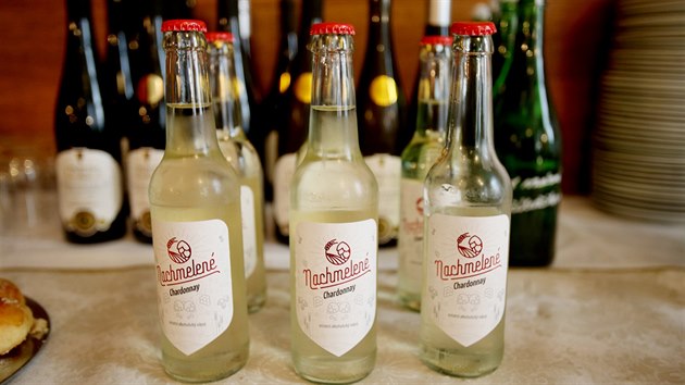 Nachmelen Chardonnay od spolenosti Vinium z Velkch Pavlovic m est procent alkoholu a spojuje chu piva i vna.