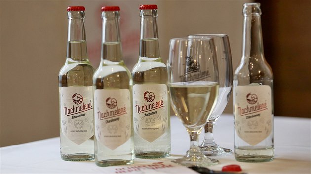 Nachmelen Chardonnay od spolenosti Vinium z Velkch Pavlovic m est procent alkoholu a spojuje chu piva i vna.