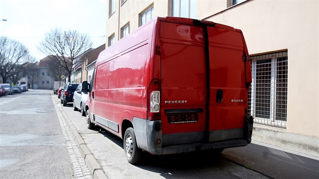 Vrakovit, kter Radim Karek stvoil ze sv zahrady v ulici Na Lukch, je beznadjn pln. Proto nepojzdn dodvky parkuje i jinde v brnnskch idenicch. erven Peugeot Boxer stoj u adu msc osamle mezi brnnskmi ulicemi malova a Jlkova.