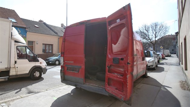 Vrakovit, kter Radim Karek stvoil ze sv zahrady, je beznadjn pln. Proto nepojzdn dodvky parkuje i jinde v brnnskch idenicch. erven Peugeot Boxer stoj u adu msc osamle mezi brnnskmi ulicemi malova a Jlkova. Zadn dvee jdou otevt, take do nj nkdo stihl odloit star pneumatiky.