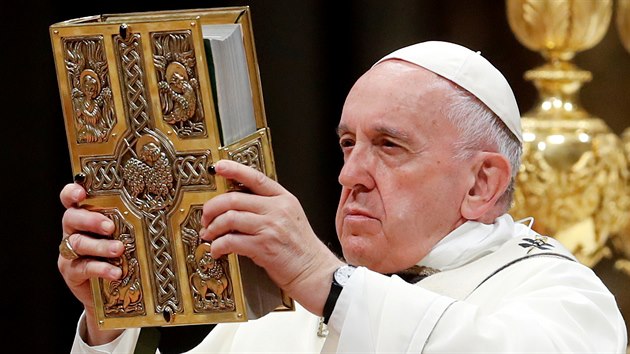 Pape Frantiek dr Bibli bhem velikonon me v bazilice svatho Petra ve Vatiknu. (21.4.2019)