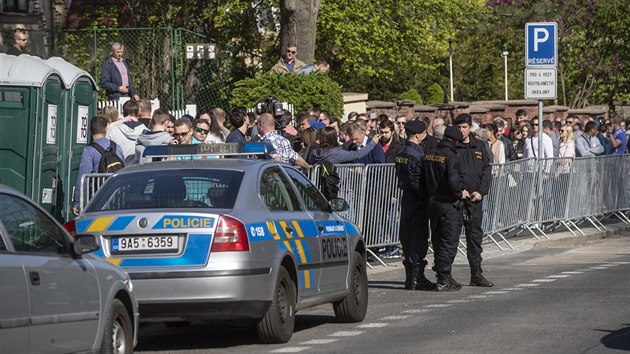 Stovky Ukrajinc pily v nedli hlasovat na konzult v Praze ve druhm kole prezidentskch voleb. Volii rozhoduj, zda si funkci udr souasn hlava sttu Petro Poroenko, nebo ho vystd herec Volodymyr Zelenskyj. (21.4. 2019)