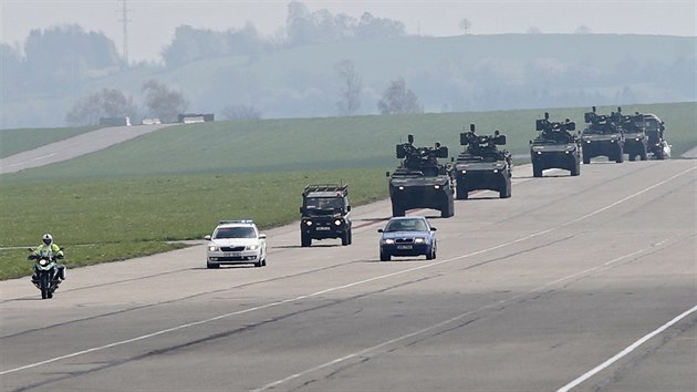 Armda spolen s Besipem na letiti v Kmeni demonstrovaly, jak sprvn a jak patn nvyky idii maj pi jzd konvoje vojenskch vozidel. astm pestupkem je napklad zaazen se civilnho vozu mezi vojensk specily.