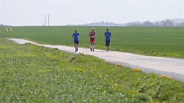 Extrmn sportovec tpn Dvok b z nejvchodnjho bodu bvalho eskoslovenska na nejzpadnj. Trasu dlouhou pes tisc kilometr chce urazit za osm dn. Ve tvrtek se dostal na Vysoinu a pekonal tm svj dosavadn beck rekord 666 kilometr. Po trase se k nmu me kdokoliv pidat.