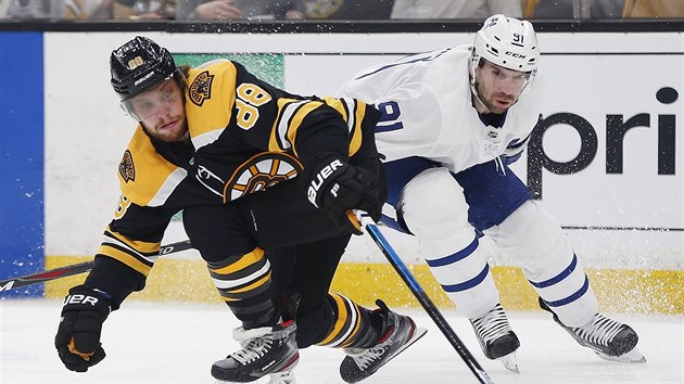 David Pastrk z Bostonu (vlevo) a John Tavares z Toronta bojuj o puk.