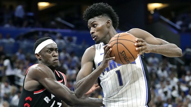 U me Jonathan Isaac z Orlanda, brn ho Pascal Siakam z Toronta.