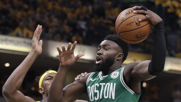 Jaylen Brown z Bostonu jde do koe v utkn proti Indian.