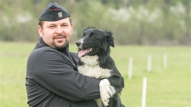 Policejní pes Viola se psovodem Jiřím Gregovským