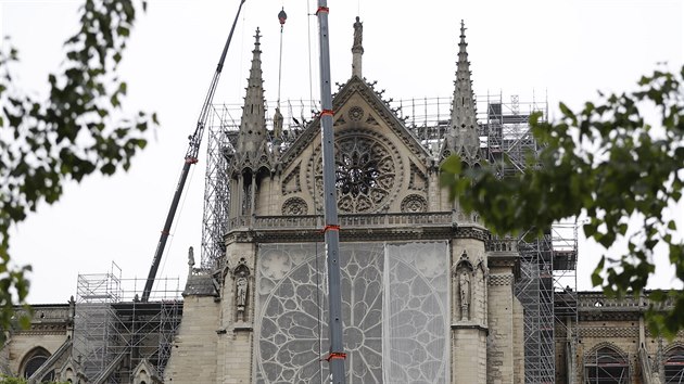 Chrm Notre-Dame, ponien porem, zakrvaj st v rmci chystanch restauranch prac. (23. dubna 2019)