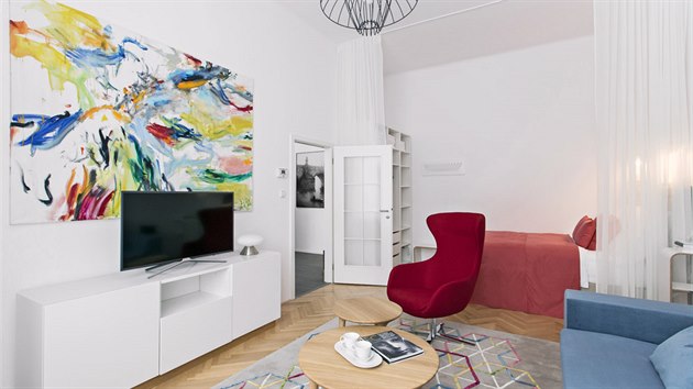 Umleck dla a krsn barevn solitry jsou nosnmi prvky celho interiru bytu na praskm Starm Mst. Vy anglick postele od Ambience design nabzej pohodln span a monost vbru lonch prostor.