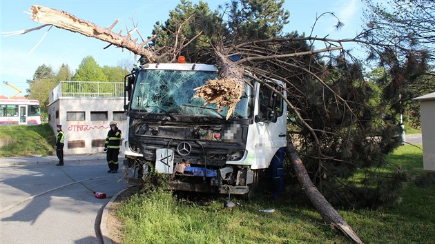 idi nkladnho vozu pi nehod na okraji Olomouce mimo jin porazil nkolik strom rostoucch na valu vpadovky, z n si auto prorazilo cestu do vedlej ulice.