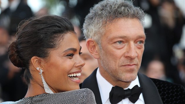 Vincent Cassel a Tina Kunakey na filmovm festivalu v Cannes (12. kvtna 2018)
