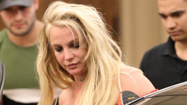 Britney Spears spolen s ptelem Samem Asgharim pi odchodu z hotelu The Montage v Beverly Hills (22. 4. 2019)