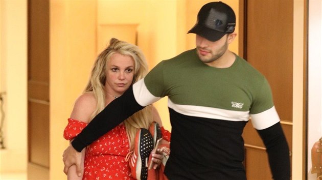 Britney Spears spolen s partnerem Samem Asgharim pi odchodu z hotelu The Montage v Beverly Hills (22. dubna 2019)