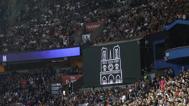Bhem duelu Paris St. Germain vs. Monako se pipomnal tragick por katedrly Notre-Dame