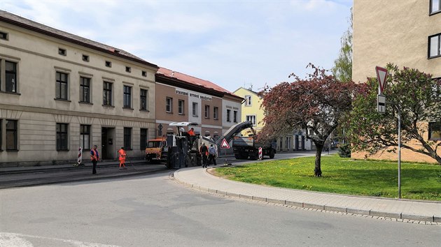 Radnice v Nchod nechala prorazit novou spojku pod eleznin trat mezi Parkny a Raisovou ulic, zbv jet upravit kiovatku mezi Potovn a Jankovou ulic (17. 4. 2019).