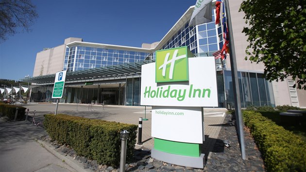 Hotel Holiday Inn provozuj brnnsk Veletrhy od roku 1993. Pat k nejvznamnjm hotelm ve mst, k dispozici je v nm 200 pokoj. Za noc host, kte do Brna m nejastji na veletrhy i kongresy, zaplat tisce korun.