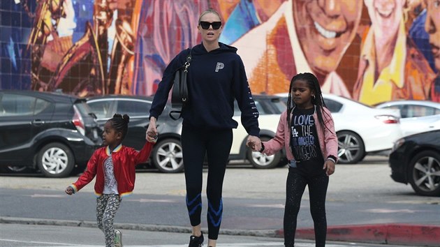 Charlize Theronov a jej dti August a Jackson (Los Angeles, 1. nora 2019)