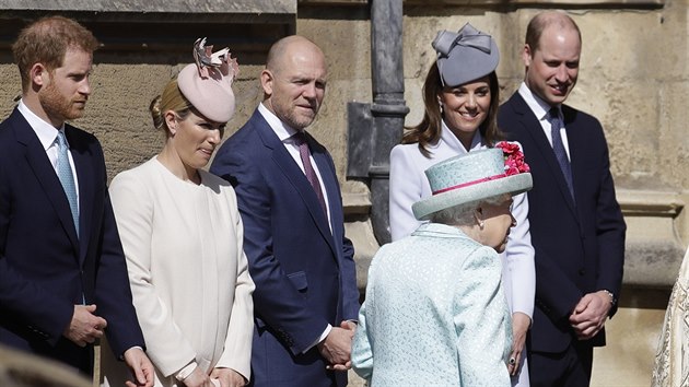 Princ Harry, Zara Phillipsov, Mike Tindall, vvodkyn Kate, princ William a krlovna Albta II. na velikonon bohoslub v kapli svatho Ji (Windsor, 21. dubna 2019)