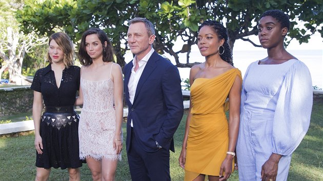 La Seydouxov, Ana de Armasov, Daniel Craig, Naomie Harrisov a Lashana Lynchov (Oracabessa, 25. dubna 2019)